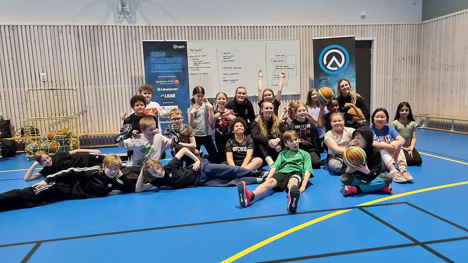 Hedskolans fjärdeklassare fick möta basketstjärnor från Luleå Basket. Foto: Annemari Johansson