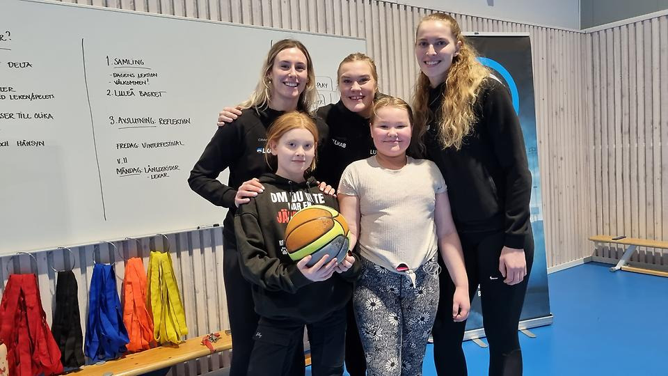 Hedskolans fjärdeklassare fick möta basketstjärnor från Luleå Basket. Foto: Annemari Johansson