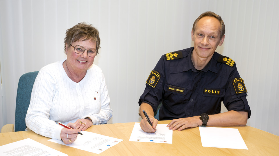 Kommunstyrelsens ordförande Birgitta Larsson och Anders Larsson, tf lokalpolisområdeschef för Norra Lappland.