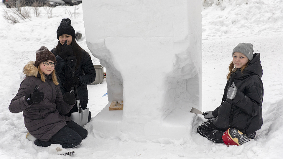Tre sjätteklassare som jobbar med snöskulptur: Evelina, Sirimon och Leija.